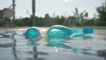 une fermer de bleu des lunettes de protection sur un ouvert bassin surface sur une ensoleillé journée video