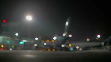 verschwommen Flugzeug beim das Flughafen Terminal beim Nacht video