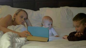 ein Mutter und ihr Kinder haben Familie Zeit Vor Bett video