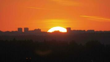 Sun going down behind the city skyline video