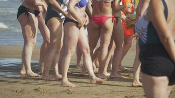 donne nel costumi da bagno su il spiaggia video