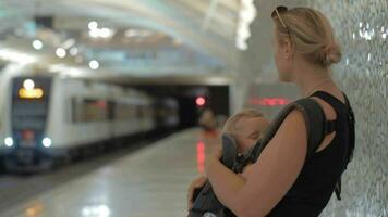 mujer con dormido bebé a subterráneo estación video