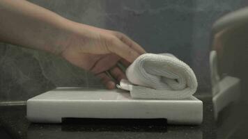 hotel quarto serviço e colocação limpar \ limpo toalhas dentro a banheiro video