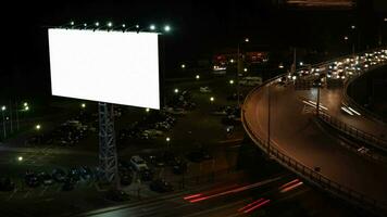 espaço de tempo tiro do noite cidade carro tráfego e em branco bandeira dentro a rua video