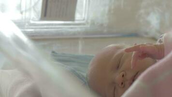 un recién nacido niña Moviente en su dormir video