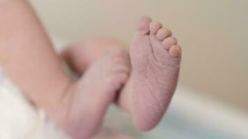 pasgeboren baby in beweging voeten video