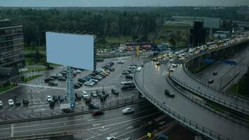 timelapse van verkeer Aan uitwisseling stad visie met blanco banier video