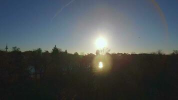 en volant plus de bien retraite parc dans Madrid, Espagne hiver vue avec brillant Soleil video