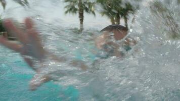 un lento movimiento de un contento chico salpicaduras en un abierto piscina video