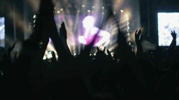 cámara lenta de manos aplausos en música concierto video