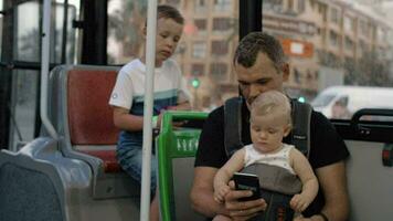 padre con Due bambini in viaggio di autobus video