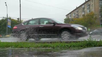 guida nel città sotto il pioggia Mosca, Russia video