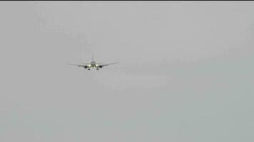 Jet Flugzeug fliegend durch das grau Himmel video