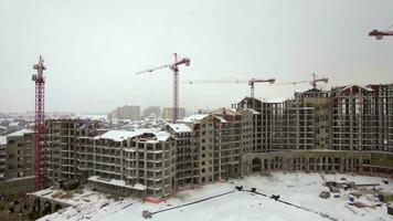 en volant plus de construction site de Résidentiel composé dans hiver ville, Russie video