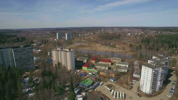 antenn skott av township i stad utkant, vår se ryssland video