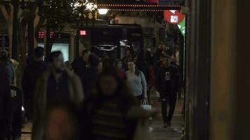 personas tráfico en noche ciudad video