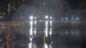 carros com brilhante faróis dentro a cidade às chuvoso outono noite video