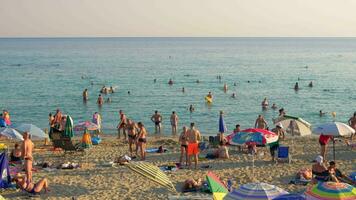 persone avendo piacevole tempo a il mare, Grecia video