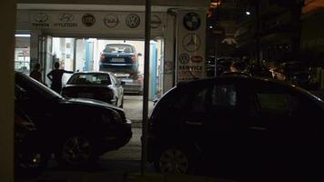 rue avec voiture un service station à nuit, Grèce video