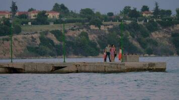 persone avendo sera camminare su il molo, Grecia video