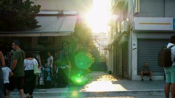 calle con personas y vendedor de venta ropa ver en brillante luz solar, Grecia video