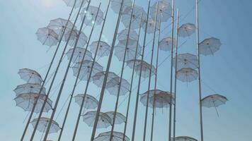 parapluies installation contre bleu ciel et brillant Soleil Thessalonique, Grèce video