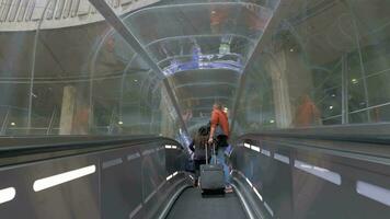 eben Rolltreppe mit Menschen beim Charles de gaulle Flughafen im Paris, Frankreich video