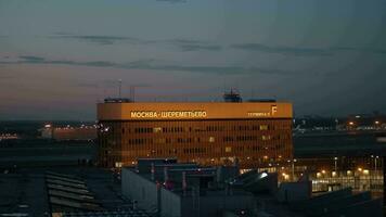 Terminal f von Scheremetjewo International Flughafen beim Nacht, Moskau video