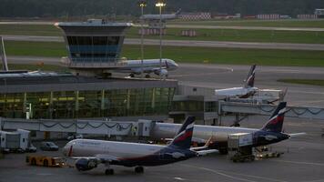 aeroflot Flugzeuge und Terminal mit Steuerung Turm im Scheremetjewo Flughafen, Moskau video