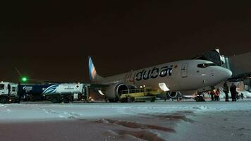 flydubai avião ser preparado para noite voar a partir de sheremetyevo aeroporto video