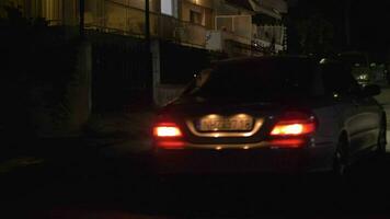 Auto Fahren im das Straße von klein Nacht Stadt, Griechenland video