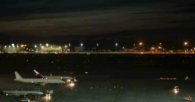 Zeitraffer von Flugzeug und LKW der Verkehr im Scheremetjewo Flughafen beim Nacht, Moskau video