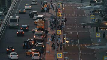 der Verkehr beim das Ausfahrt von Scheremetjewo Flughafen, Moskau video