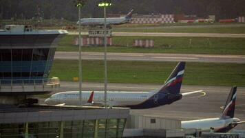 Terminal d und aeroflot Flugzeuge beim Scheremetjewo Flughafen, Moskau video