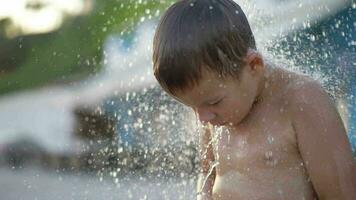 bambino assunzione all'aperto spiaggia doccia dopo bagnarsi nel mare video