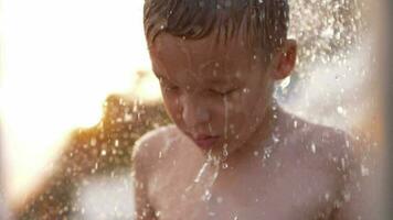 garçon prise plage douche à le coucher du soleil video