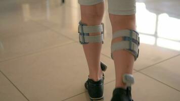 Kind bekommen Behandlung mit Fuß fallen System video