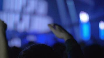 Musik- Ventilator mit Hand oben beim das Konzert video