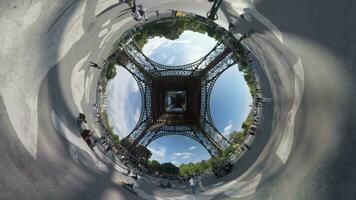 sphérique laps de temps de gens et Eiffel la tour dans Paris video
