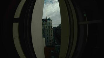 espaço de tempo do tráfego dentro parisiense rua, nuvens Navegando dentro a céu video