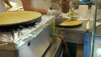 straat voedsel zoet crêpe met chocola verspreiding video