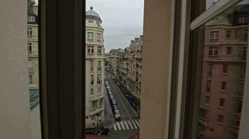 espaço de tempo do tráfego dentro parisiense rua, Visão através janela video