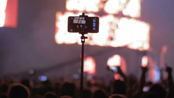 tournage vidéo avec intelligent téléphone à le concert video