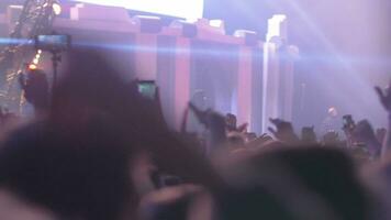 Menge von aufgeregt Musik- Fans mit Hände oben beim das Konzert video