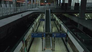 vacío subterraneo estación y Moviente escalera mecánica en París, Francia video