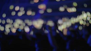 foule de la musique Ventilateurs avec lumières dans foncé concert salle video