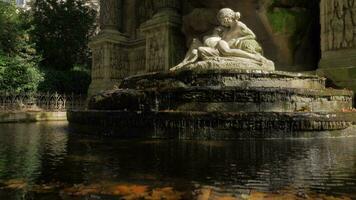acis en galatea beeldhouwwerk van medici fontein in Luxemburg tuinen, Parijs video