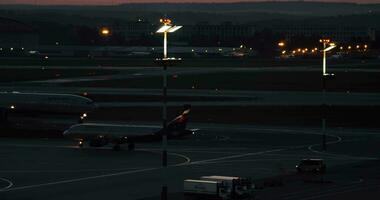 avião tráfego dentro a aeroporto área às noite, Moscou video