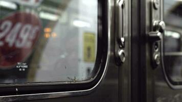 fermeture des portes dans métro train et départ video