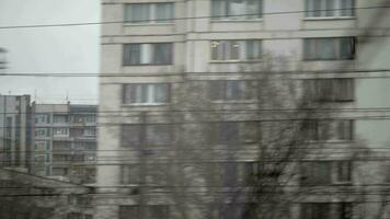 vue de vite en mouvement train à à plusieurs étages Maisons et nu l'automne des arbres, Russie video